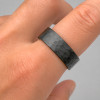 Bague Tungstène Noir Brossé martelé intérieur Bois chêne