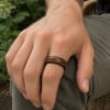 Bague alliance homme en carbure de tungstène noir 8mm – bois de chêne naturel et élégance authentique