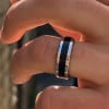 Bague personnalisee titane resine noir anneau homme bande a graver