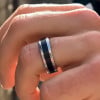 Bague personnalisee titane resine noir anneau homme bande a graver