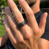 Bague personnalisee homme anneau tungstene brosse facette ligne bois