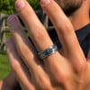 Bague alliance titane avec nacre abalone – éclat naturel et raffinement