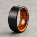 Bague tungstène brossée bois rouge