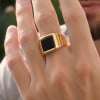 Bague chevalière homme en acier 316L plaqué or avec onyx noir personnalisable