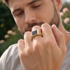 Bague chevalière homme en acier 316L plaqué or avec onyx noir personnalisable