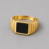 Bague chevalière homme en acier 316L plaqué or avec onyx noir personnalisable