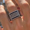 Bague chevalière homme en acier 316L avec zircons noirs personnalisable