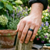Bague homme acier anneau noir brosse ligne bleue a graver