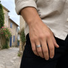 Bague alliance homme en titane avec zircons – Personnalisable