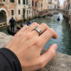 Bague alliance homme en titane avec zircons – Personnalisable