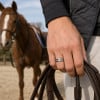 Bague alliance homme en titane avec zircons – Personnalisable