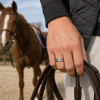 Bague alliance homme en titane avec zircons – Personnalisable