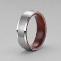 Bague alliance en carbure de tungstène et bois massif – Élégance naturelle