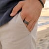 Bague alliance en fibre de carbone et bois massif – Élégance naturelle et contemporaine