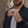 Bague alliance en fibre de carbone et bois massif – Élégance naturelle et contemporaine