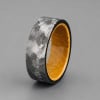 Bague Alliance Acier 316L Brossé martelé & Bois de Chêne 8 mm