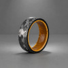 Bague Alliance Acier 316L Brossé martelé & Bois de Chêne 8 mm