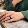 Bague alliance en fibre de carbone et bois poirier massif – Élégance naturelle