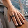 Bague tungstene homme brosse rainure rouage a graver