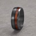 Bague alliance en fibre de carbone et ligne bois – Élégance naturelle