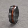 Bague alliance en fibre de carbone et ligne bois – Élégance naturelle