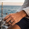 Bague alliance en fibre de carbone et ligne bois – Élégance naturelle