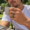 Alliance en carbure de tungstène noir avec incrustation de pierre moussue – 4 et 6 mm
