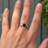Bague en acier inoxydable avec onyx noir – Design ouvert personnalisable 7 mm