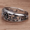 Open herenring van zilver met een gebeiteld kruis