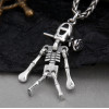 Colgante hombre esqueleto de plata con rosa