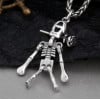 Zilveren skelet man hanger met roos