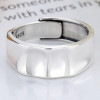 Anillo de plata martillada para hombre con brazalete abierto cóncavo.