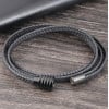 Pulsera de hombre de piel trenzada con cordón negro y cierre magnético de acero.