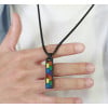 Colgante personalizado para hombre en acero negro con barra multicolor para grabar
