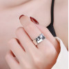 Anillo de plata martillada para hombre con brazalete abierto cóncavo.