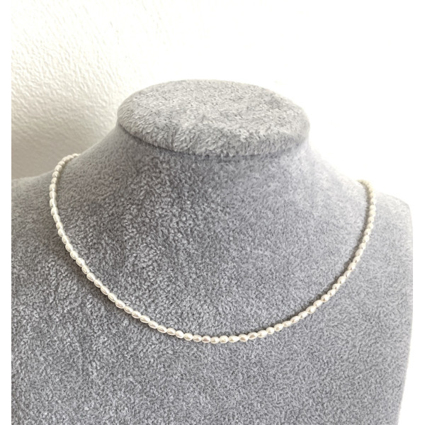 Collar de perlas de agua dulce ovaladas blancas AAA de 2-3 mm con cierre GF de 14k