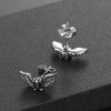 Pendientes de hombre con tachuelas de acero con alas de ángel y circonitas