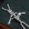 Colgante hombre esqueleto de plata con rosa