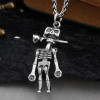 Colgante hombre esqueleto de plata con rosa
