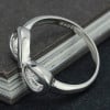 Anillo minimalista infinito de plata rodiada para mujer