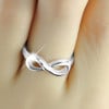 Anillo minimalista infinito de plata rodiada para mujer