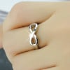 Anillo minimalista infinito de plata rodiada para mujer
