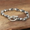 Zilveren schedelarmband voor heren met marineblauwe sluiting