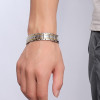 Pulsera de acero magnética de 2 tonos para hombre.