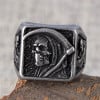 Bague chevaliere homme acier tete de mort faucille