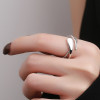 Anillo abierto de plata con infinitas líneas cruzadas