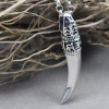 Pendentif argent homme dent canine motif OM