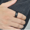 Anello in tungsteno nero personalizzato con scanalatura a spazzola