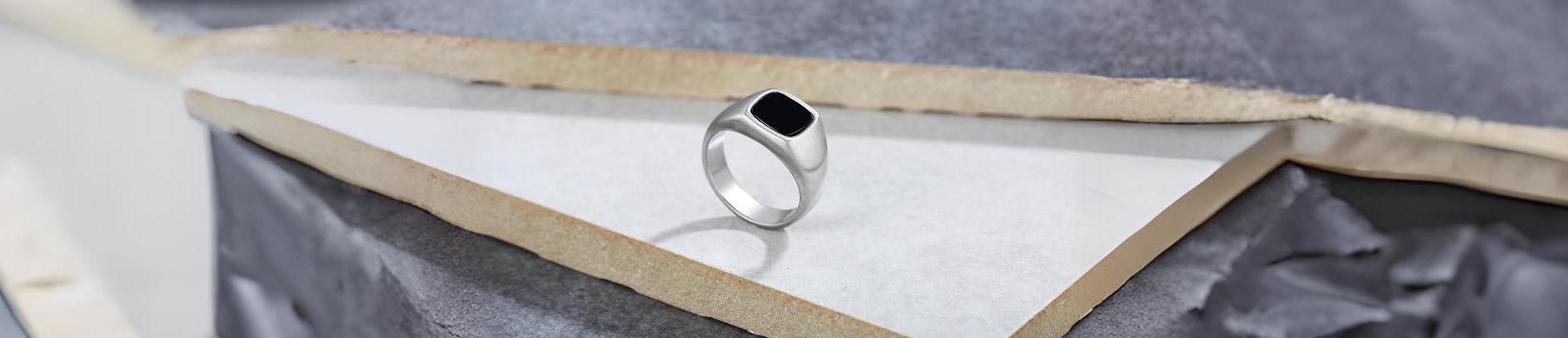 bague chevaliere acier inoxydable resine noire