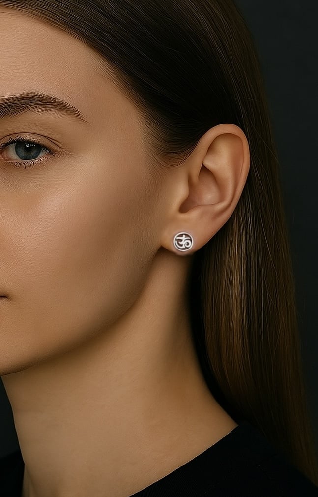 Om Zilveren Stud Oorbellen Zen Sieraden voor Mannen en Vrouwen